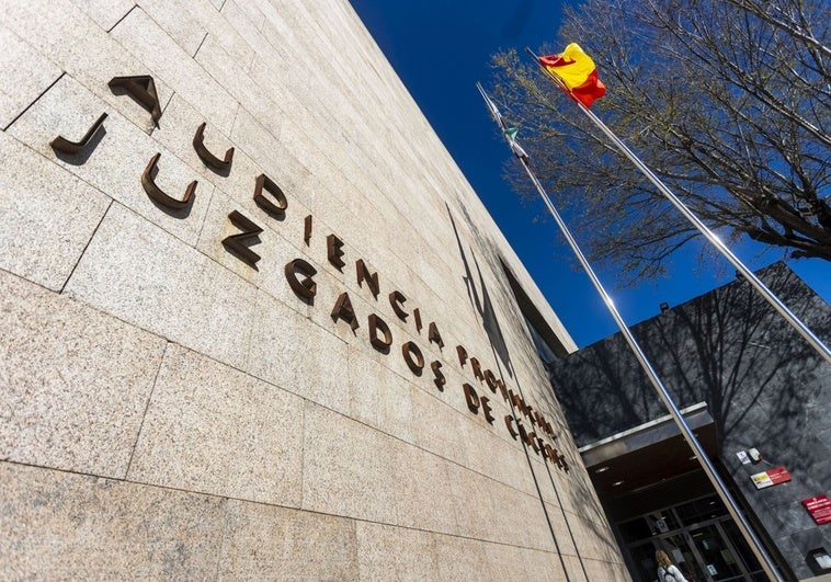 A prisión por traficar con hachís y cocaína pura que escondía en el falso techo de un garaje en Cáceres